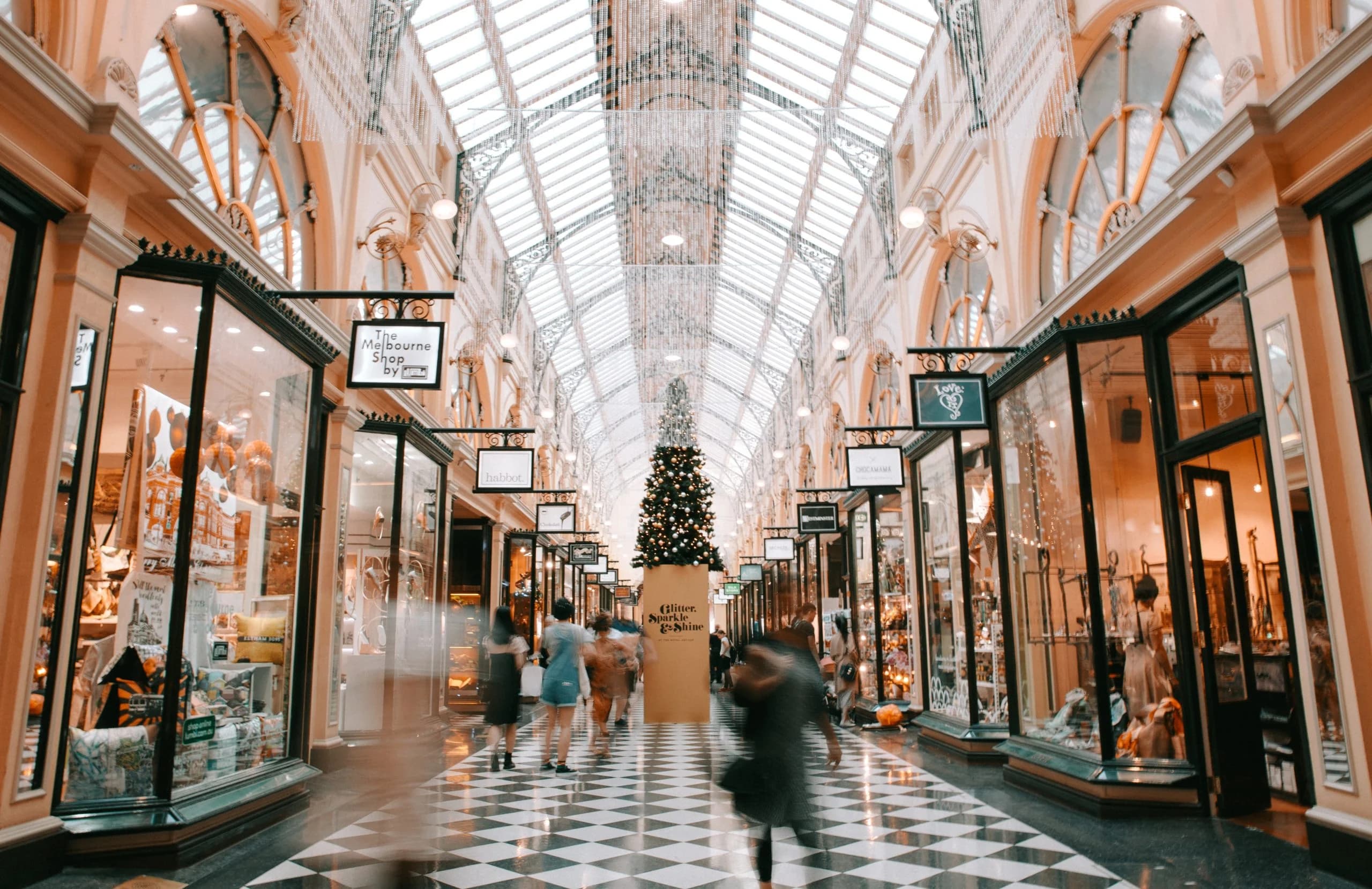 Building The Right Team And Reducing Costs In The Retail Industry Background Image